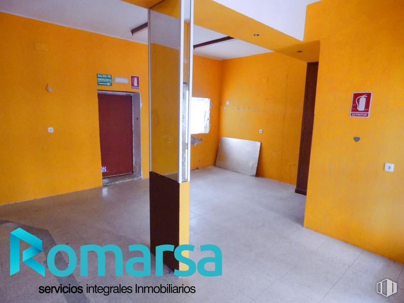 Retail for rent at Zona Estación, Ávila, 05001 with property, fixture, orange, interior design, house, hall, door, floor, wall and flooring around