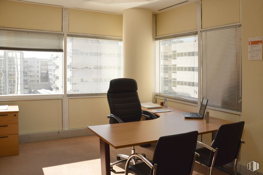 Oficina en alquiler y venta en Edificio Diapasón D1-D2, Calle Julián Camarillo, 29, San Blas - Canillejas, Madrid, 28037 con mesa, mueble, propiedad, edificio, persiana de la ventana, ventana, escritorio, silla, silla de oficina y accesorio alrededor