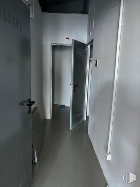 Industrial for sale & for rent at Zona Európolis, Las Rozas de Madrid, Madrid, 28230 with door, fixture, flooring, handle, composite material, building, automotive exterior, household hardware, aluminium and ceiling around