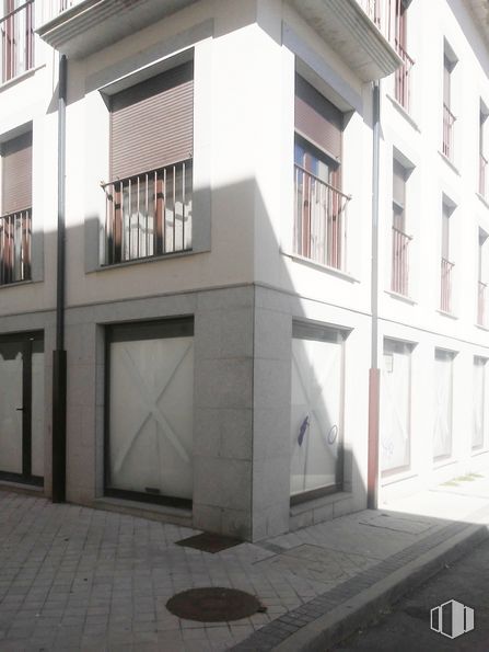 Retail for sale at Calle San Miguel, 1, El Espinar, Segovia, 40400 with window, door, building, fixture, urban design, composite material, facade, road surface, concrete and rectangle around