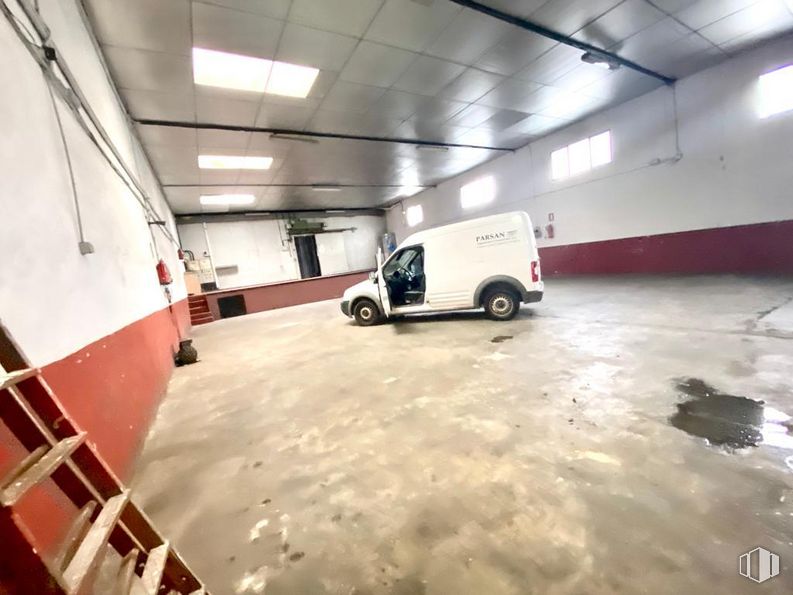 Nave en alquiler y venta en Calle Eduardo Torroja, Fuenlabrada, Madrid, 28946 con camioneta, rueda, ventana, alumbrado, lámpara, neumático, vehículo, coche, luz de estacionamiento y vehículo de motor alrededor