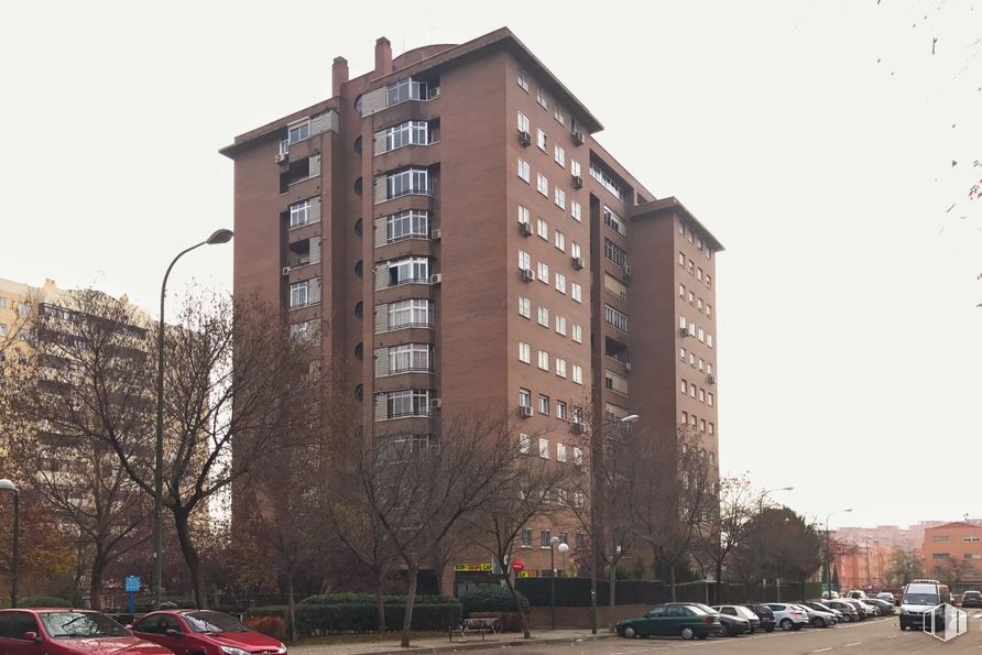 Local en alquiler en Calle León Felipe, 8, Puente de Vallecas, Madrid, 28038 con edificio, coche, cielo, durante el día, propiedad, ventana, luz de la calle, vehículo, bloque de pisos y rascacielos alrededor