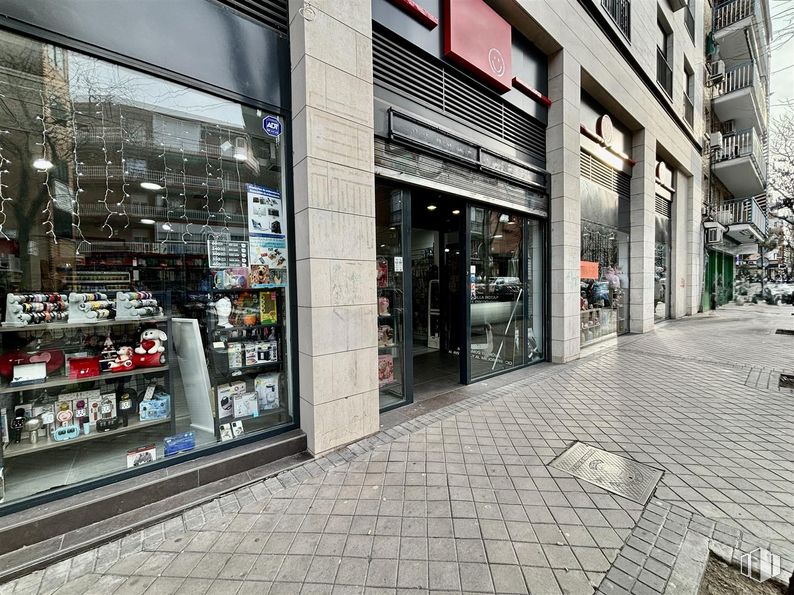 Retail for rent at Zona Vista Alegre, Carabanchel, Madrid, 28025 with retail, door, commercial building, display window, display case, sidewalk, mixed-use, convenience store, outlet store and shelving around