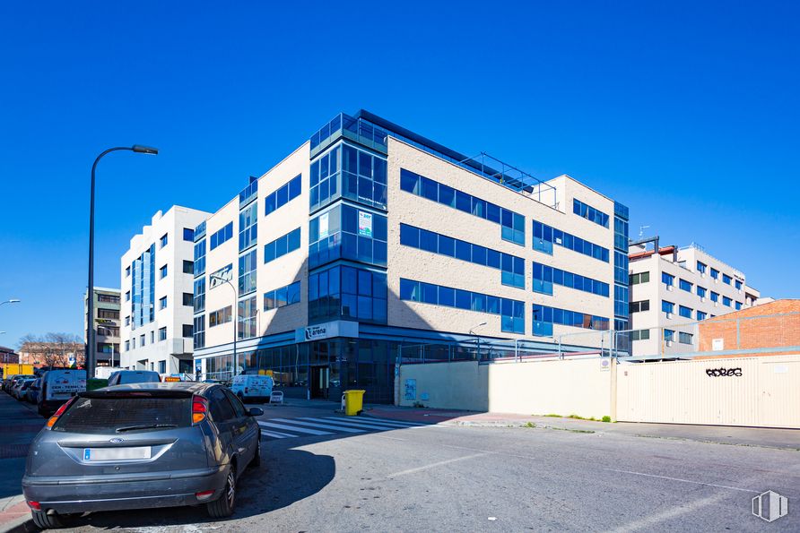 Retail for sale at Calle Secoya, 22, Carabanchel, Madrid, 28054 with car, building, street light, sky, tire, window, wheel, vehicle, blue and tower block around