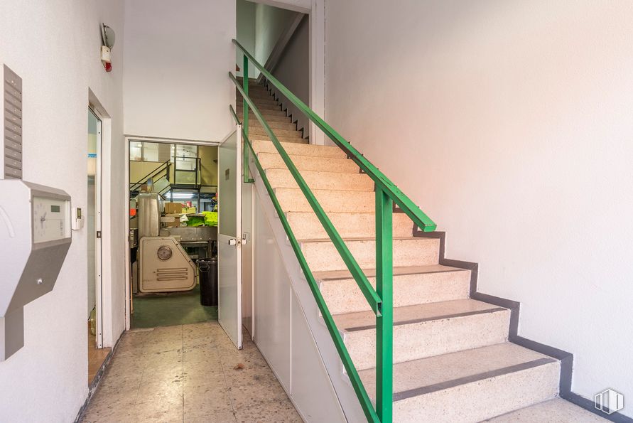 Nave en venta en Calle Soria, San Fernando de Henares, Madrid, 28830 con edificio, escaleras, accesorio, madera, pintura, piso, casa, pavimentos, puerta y madera alrededor