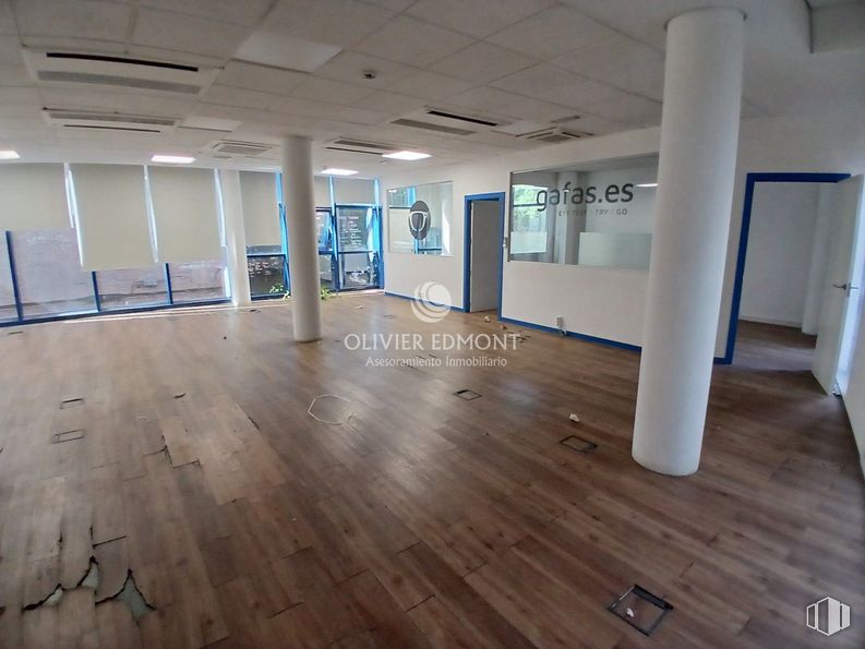 Office for rent at Zona Centro, La Latina, Madrid, 28011 with wood, hall, fixture, interior design, floor, flooring, wood stain, building material, ceiling and hardwood around