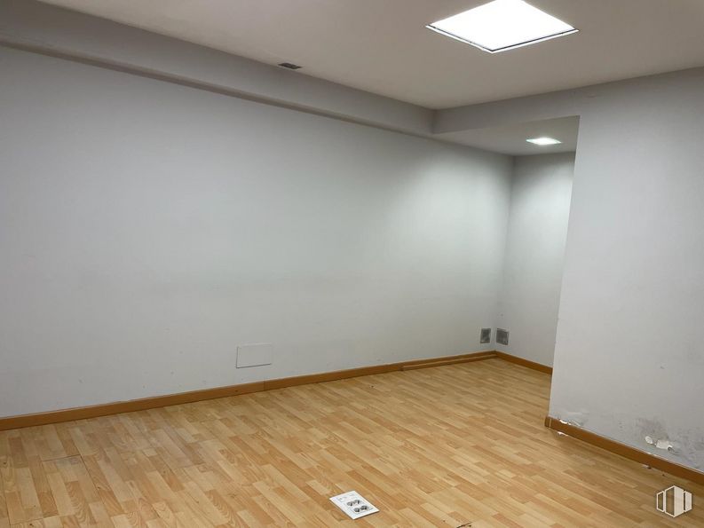 Retail for sale & for rent at Calle Betanzos, Alcorcón, Madrid, 28925 with light fixture, lighting, building, wood, fixture, flooring, floor, hall, wood stain and laminate flooring around