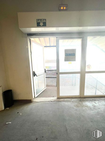 Oficina en alquiler en Calle Metales, 50, Humanes de Madrid, Madrid, 28970 con puerta, accesorio, suelo, ventana, suelos, gas, sombra, edificio, techo y madera alrededor