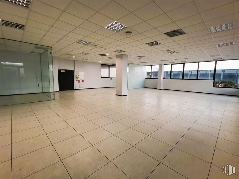 Retail for rent at Edificio 2 (24-A), Calle Casas Miravete, 22 - 24, Villa de Vallecas, Madrid, 28031 with door, flooring, floor, ceiling, interior design, composite material, commercial building, glass, hall and tile flooring around