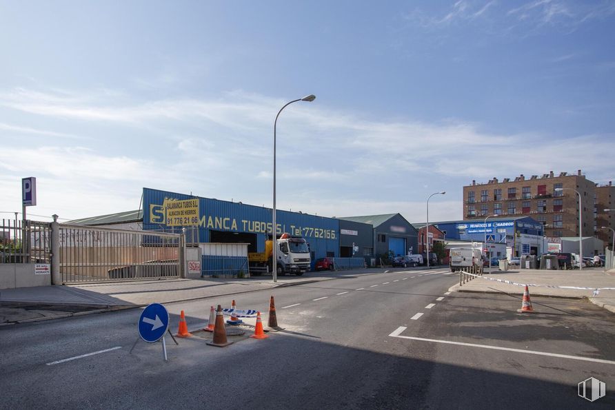 Industrial for rent at Carretera Vicálvaro Estación O´Donnell, 4, Vicálvaro, Madrid, 28032 with asphalt, automotive parking light, advertising, family car, truck, parking, mid-size car, automotive side-view mirror, compact car and full-size car around