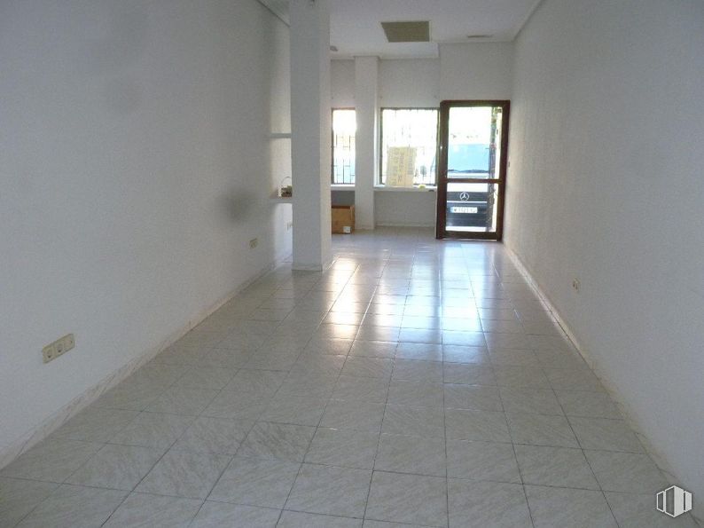 Local en alquiler en Zona Centro, Las Rozas de Madrid, Madrid, 28230 con puerta, ventana, accesorio, edificio, madera, pasillo, pavimentos, piso, suelos de baldosas y material compuesto alrededor