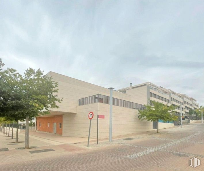 Local en alquiler y venta en Zona Tempranales, San Sebastián de los Reyes, Madrid, 28700 con edificio, casa, nube, cielo, árbol, diseño urbano, fachada, asfalto, planta y superficie de la carretera alrededor