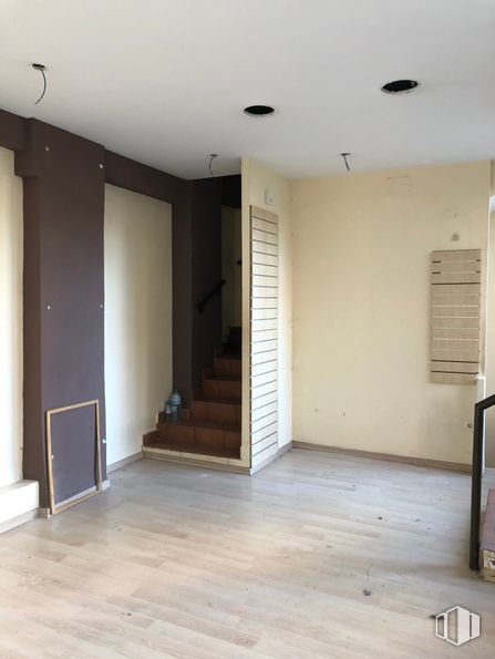 Local en alquiler en Barrio del Pilar, Fuencarral - El Pardo, Madrid, 28029 con persiana de la ventana, propiedad, accesorio, madera, pasillo, pavimentos, piso, tinte para madera, suelo laminado y madera alrededor