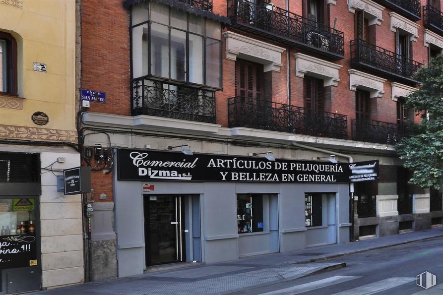 Local en venta en Calle San Mateo, 30, Centro, Madrid, 28004 con ventana, edificio, accesorio, fuente, puerta, ciudad, fachada, carretera, árbol y uso mixto alrededor