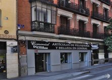 Local en venta en Calle San Mateo, 30, Centro, Madrid, 28004 con ventana, edificio, accesorio, fuente, puerta, ciudad, fachada, carretera, árbol y uso mixto alrededor