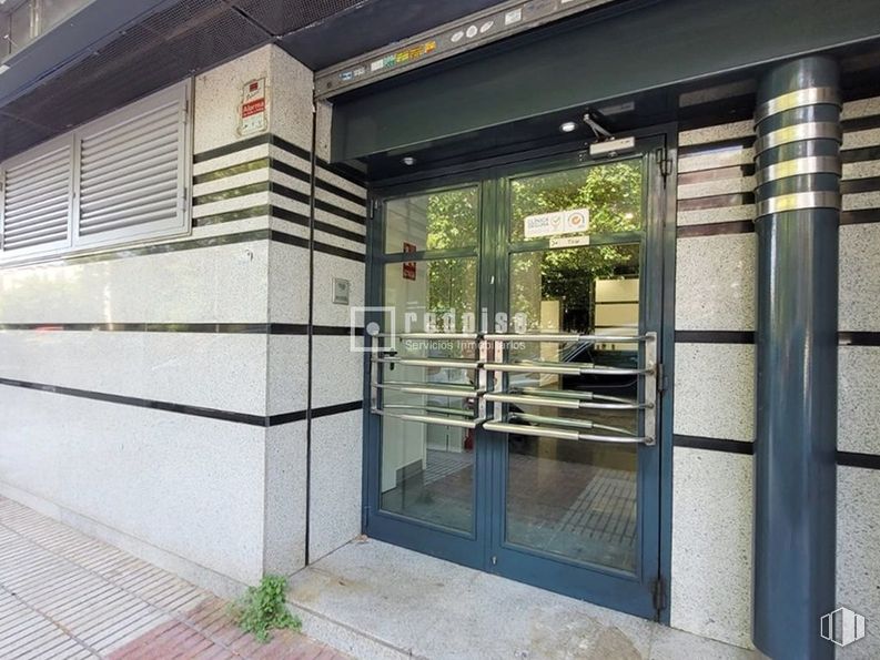 Local en alquiler en Calle Porto Lagos, Alcorcón, Madrid, 28924 con puerta, planta, accesorio, exterior del automóvil, suelo, pared, material compuesto, sombra, fachada y vidrio alrededor