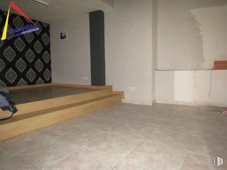 Retail for sale & for rent at Carretera Trescasas, Segovia, 04003 with luggage & bags, wood, flooring, floor, hall, ceiling, hardwood, house, space and door around