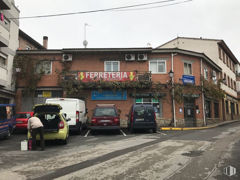 Retail for rent at Avenida Madrid, Pedrezuela, Madrid, 28723 with person, car, building, tire, sky, land vehicle, wheel, vehicle, window and vehicle registration plate around