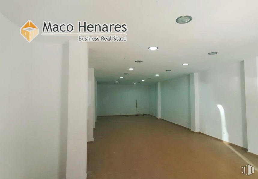 Retail for rent at Calle Chile, 7, Torrejón de Ardoz, Madrid, 28850 with fixture, flooring, ceiling, glass, hall, composite material, font, building, room and aluminium around