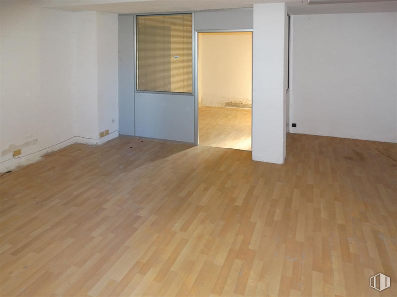 Retail for sale at Casco antiguo, Las Rozas de Madrid, Madrid, 28230 with window blind, wood, fixture, building, flooring, hall, wood stain, building material, paint and laminate flooring around