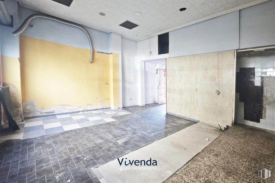 Local en alquiler y venta en Calle Valladolid, Fuenlabrada, Madrid, 28941 con accesorio, interiorismo, suelos, suelo, puerta, hall, inmobiliario, techo, suelo de baldosas y vidrio alrededor