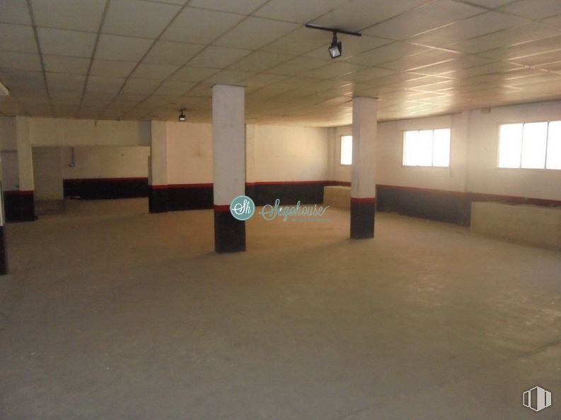 Retail for sale at Zona Obispo Quesada, Segovia, 40006 with window, ceiling fan, building, hall, flooring, floor, wood, ceiling, parking and hardwood around