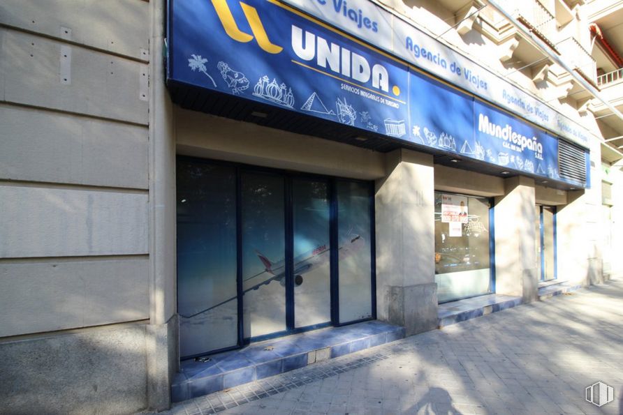 Local en alquiler en Avenida General Perón, Tetuán, Madrid, 28020 con fuente, fachada, edificio, edificio comercial, señalización, accesorio, ciudad, puerta, publicidad y cielo alrededor