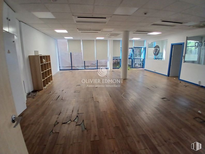 Office for rent at Zona Centro, La Latina, Madrid, 28011 with fixture, window, wood, hall, floor, flooring, hardwood, ceiling, laminate flooring and wood stain around