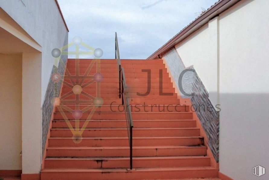 Retail for rent at Carretera Fuentelsaz, 52, El Casar, Guadalajara, 19170 with cloud, stairs, sky, wood, orange, window, brickwork, brick, building and composite material around