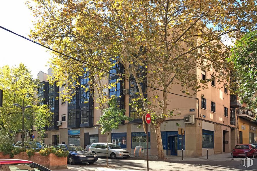 Local en alquiler y venta en Calle Buitrago, 1, Alcorcón, Madrid, 28921 con coche, edificio, día, rueda, planta, árbol, vehículo, infraestructura, superficie de carretera y cielo alrededor