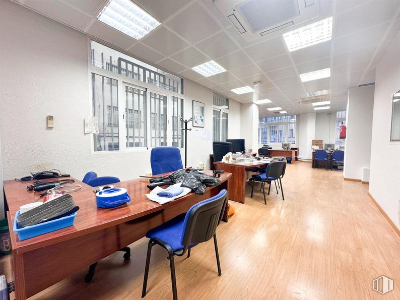 Office for sale at Calle Guzmán el Bueno, Chamberí, Madrid, 28003 with chair, desk, table, furniture, interior design, office chair, ceiling, office equipment, flooring and lighting around