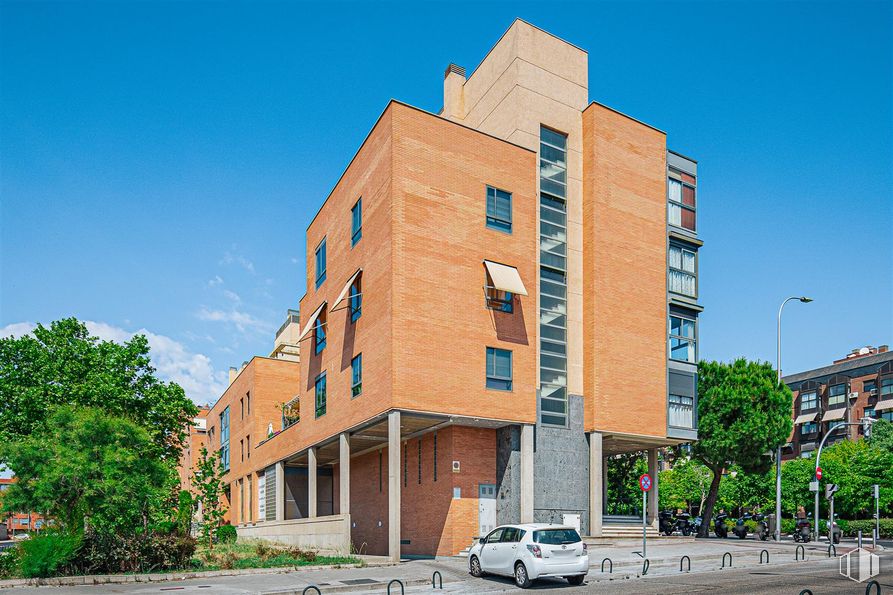 Local en venta en Avenida Gran Vía de Hortaleza, Hortaleza, Madrid, 28043 con coche, edificio, planta, cielo, ventana, neumático, nube, vehículo, rueda y árbol alrededor