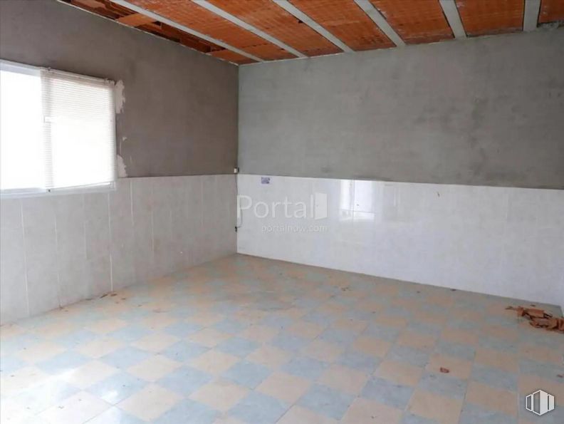 Retail for sale at Calle Rigoberta Menchú, Cuéllar, Segovia, 40200 with window, building, wood, house, floor, flooring, wall, fixture, shade and composite material around