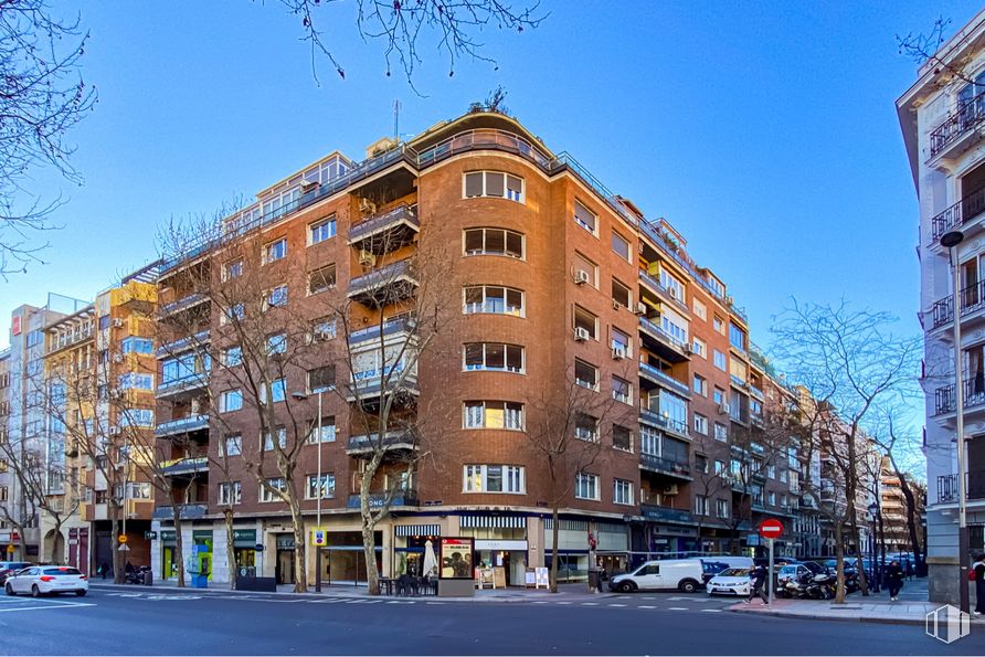 Local en venta en Paseo General Martínez Campos, 24, Chamberí, Madrid, 28010 con edificio, cielo, durante el día, propiedad, ventana, coche, rueda, azul, vehículo y luz de la calle alrededor