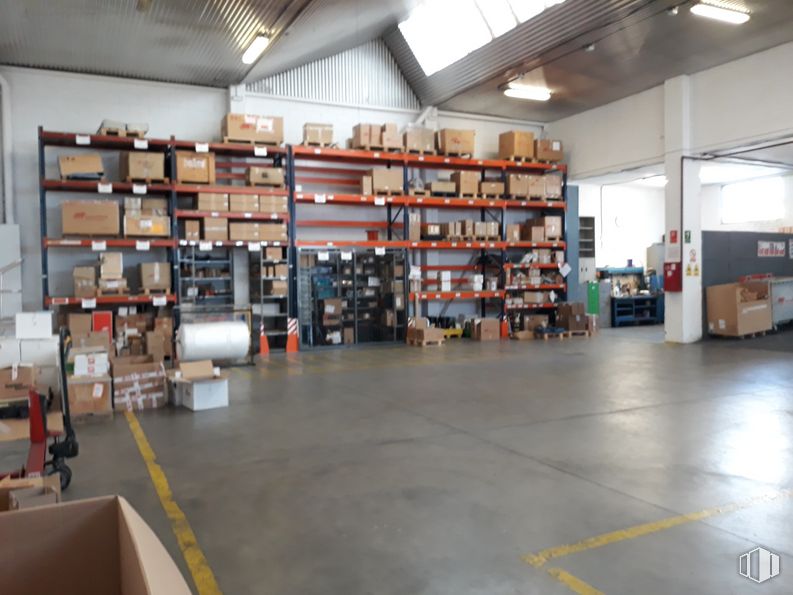 Industrial for rent at Camino Hormigueras, Villa de Vallecas, Madrid, 28031 with packaged goods, footwear, shelving, interior design, flooring, floor, wood, building, shelf and warehouse around