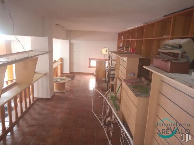 Local en alquiler y venta en Centro urbano, Arévalo, Ávila, 05200 con ebanistería, madera, interiorismo, edificio, suelos, estantería, suelo, cocina, estante y aparato de cocina alrededor