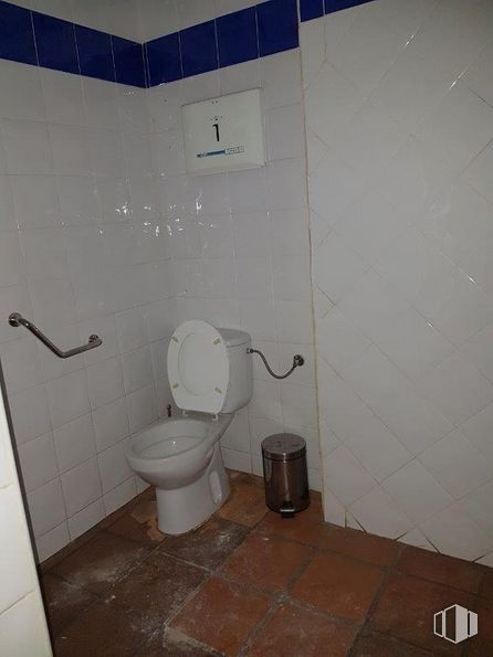 Local en alquiler en Calle Jacinto Benavente, 8, Azuqueca de Henares, Guadalajara, 19200 con inodoro, accesorio de fontanería, asiento de inodoro, baño, morado, urinario, arquitectura, suelo, piso y pared alrededor