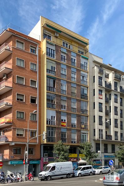 Local en venta en Zona Embajadores, Arganzuela, Madrid, 28012 con coche, camioneta, edificio, rueda, cielo, nube, ventana, neumático, vehículo y diseño urbano alrededor