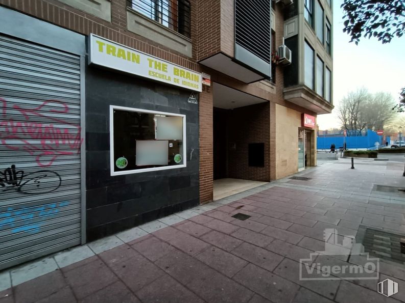 Local en alquiler y venta en Zona Centro, Torrejón de Ardoz, Madrid, 28850 con ventana, edificio, superficie de la carretera, bicicleta, ladrillo, barrio, rueda de bicicleta, acera, fachada y asfalto alrededor