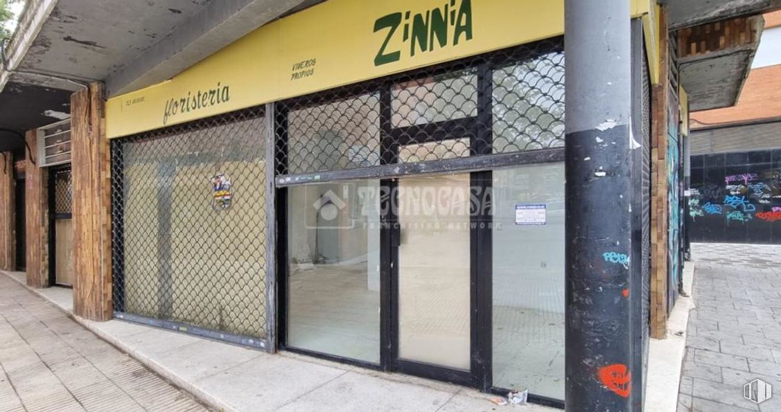 Local en alquiler en Avenida España, Pinto, Madrid, 28320 con puerta, accesorio, edificio, inmobiliario, fachada, gas, aluminio, material compuesto, vidrio y señalización alrededor