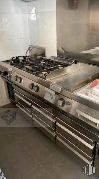 Retail for rent at Zona Sector B, Boadilla del Monte, Madrid, 28660 with home appliance, kitchen appliance, gas stove, hood, automotive design, vehicle, automotive exterior, bumper, gas and major appliance around