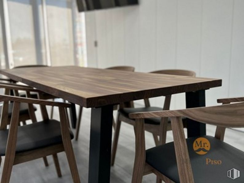 Oficina en alquiler en Puerto Morcuera, Leganés, Madrid, 28919 con mesa de cocina y comedor, silla, mesa, mueble, mesa de exterior, madera, rectángulo, escritorio, madera dura y tinte para madera alrededor