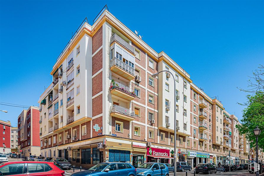 Retail for sale at Calle Virgen de Nuria, 5, Ciudad Lineal, Madrid, 28027 with car, building, urban area, city, neighbourhood, apartment, facade, metropolitan area, condominium and commercial building around