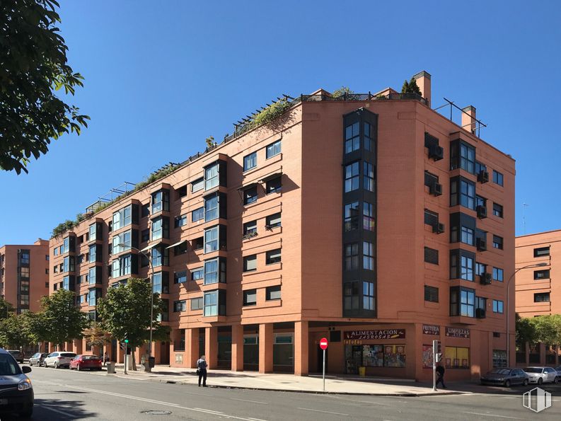 Retail for sale & for rent at Calle Suecia, 35, San Blas - Canillejas, Madrid, 28022 with building, car, sky, property, window, street light, tree, tower block, urban design and condominium around