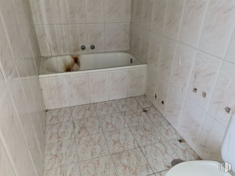 Retail for sale at Calle Nuestra Señora de los Remedios, Turégano, Segovia, 40370 with toilet, bathtub, plumbing fixture, bathroom, flooring, fluid, floor, plumbing, composite material and rectangle around