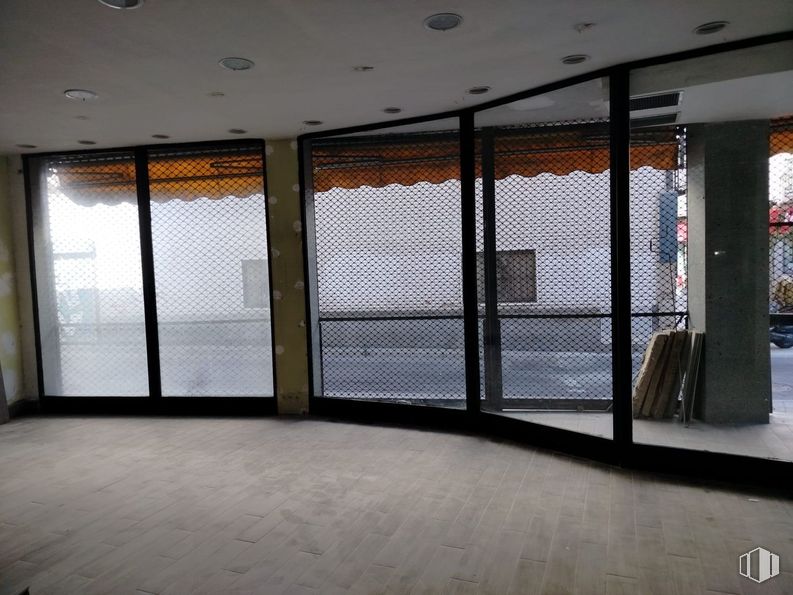 Retail for rent at Calle Pinto, 1, Parla, Madrid, 28980 with building, fixture, shade, door, window, automotive exterior, wood, glass, ceiling and tints and shades around