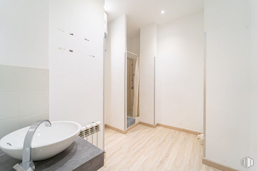 Local en venta en Calle Fernández de la Hoz, Chamberí, Madrid, 28003 con fregadero, bañera, accesorios de fontanería, madera, suelos, accesorio, suelo, cuarto de baño, pared y madera dura alrededor