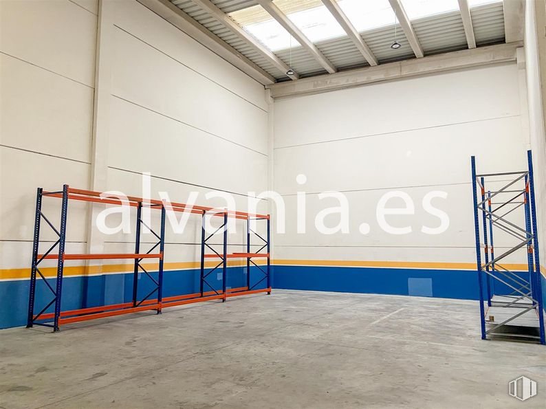 Nave en alquiler en Polígono Neinor, Leganés, Madrid, 28914 con escalera, pabellón, pintura, hall, sombra, arte, techo, recinto deportivo, suelos y rectángulo alrededor