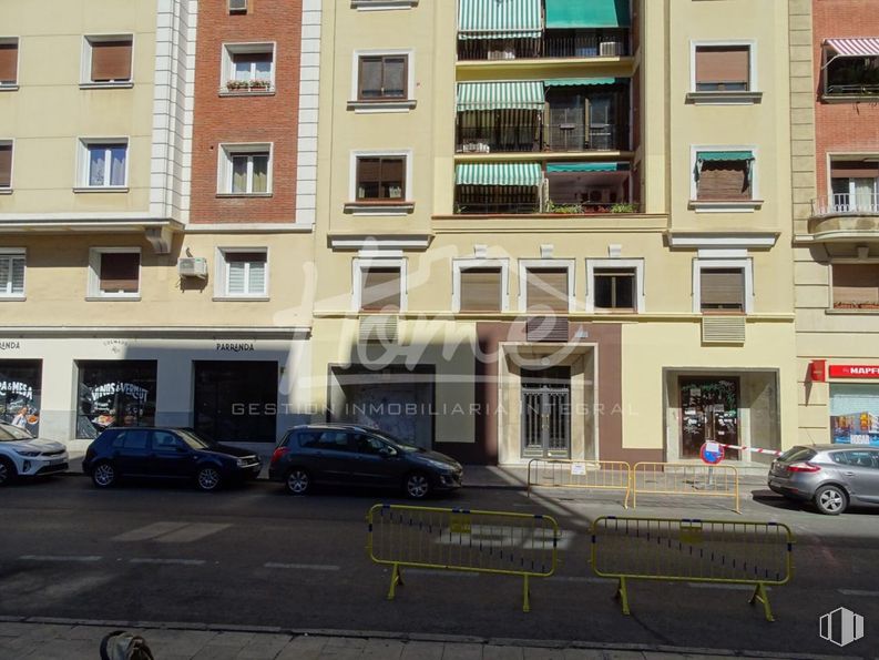 Retail for sale at Zona Goya, Salamanca, Madrid, 28009 with car, bench, window, automotive exterior, neighbourhood, apartment, automotive parking light, condominium, family car and parking around