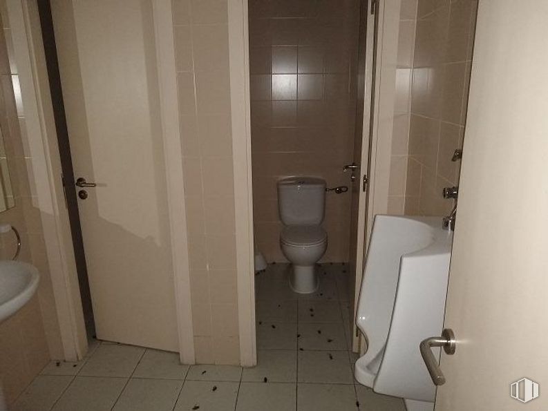 Retail for sale at Calle Toledo, 5, Getafe, Madrid, 28901 with toilet, plumbing fixture, property, building, bathroom, fixture, toilet seat, interior design, wood and floor around